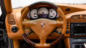Image 18/35 de Porsche 911 Carrera 4 (2001)