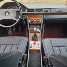 Immagine 24/162 di Mercedes-Benz 230 CE (1989)