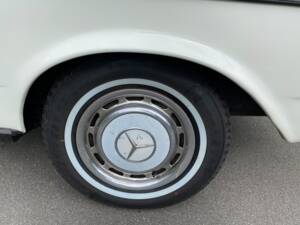Image 16/49 of Mercedes-Benz 230 C (1980)
