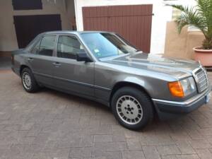Immagine 1/10 di Mercedes-Benz 200 E (1988)