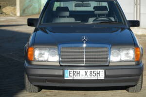 Image 24/92 de Mercedes-Benz 200 D (1989)