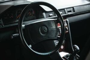 Image 9/43 of Mercedes-Benz 300 CE 3.2 AMG (1990)