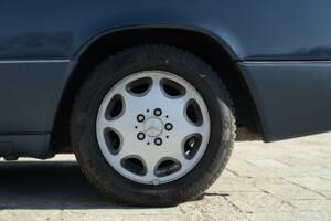 Afbeelding 16/50 van Mercedes-Benz 200 CE (1992)