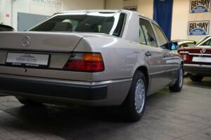 Bild 14/33 von Mercedes-Benz 230 E (1990)