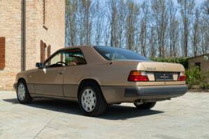 Image 6/46 de Mercedes-Benz 300 CE (1988)