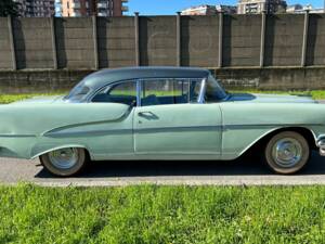 Bild 6/8 von Oldsmobile 88 Holiday Sedan (1955)