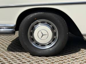 Image 7/54 de Mercedes-Benz 280 SE 3,5 (1970)