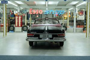 Image 13/50 of Mercedes-Benz 220 SE b (1963)