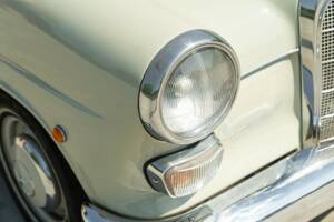 Bild 11/50 von Mercedes-Benz 200 (1966)
