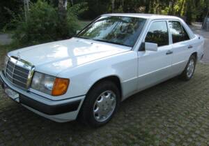 Immagine 1/19 di Mercedes-Benz 260 E (1990)