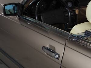 Image 16/50 of Mercedes-Benz 560 SL (1988)