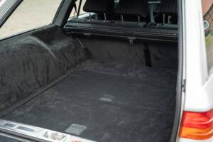 Imagen 19/72 de Mercedes-Benz 250 TD (1991)