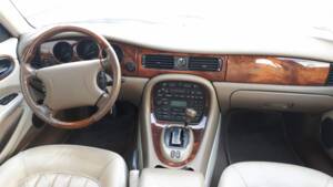 Image 3/11 of Jaguar XJ 8 4.0 Executive (1998)