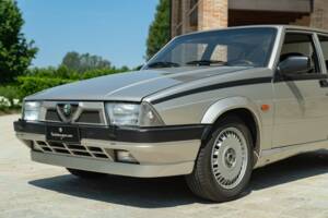 Obraz 15/50 pojazdu Alfa Romeo 75 2.0 Twin Spark (1989)