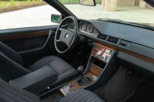 Obraz 24/48 pojazdu Mercedes-Benz 200 CE (1990)