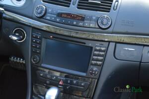 Image 39/50 of Mercedes-Benz E 500 T (2004)