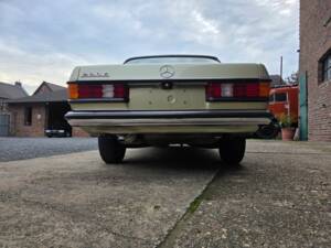 Image 19/73 of Mercedes-Benz 230 E (1985)