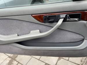 Image 24/30 of Mercedes-Benz 380 SEC (1985)