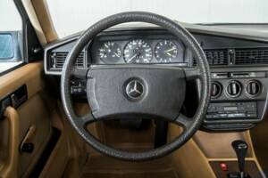 Obraz 8/50 pojazdu Mercedes-Benz 190 D 2.5 (1986)