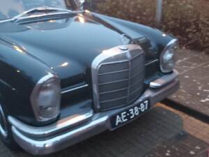 Bild 4/8 von Mercedes-Benz 220 SE b (1964)