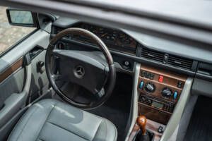 Image 27/66 of Mercedes-Benz 200 TE (1989)