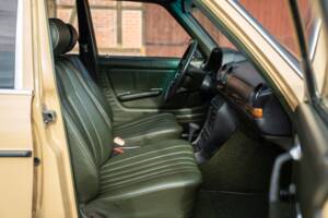 Image 36/53 de Mercedes-Benz 200 T (1982)