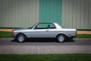 Bild 3/28 von Mercedes-Benz 230 CE (1984)