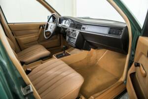 Obraz 12/50 pojazdu Mercedes-Benz 190 D 2.5 (1986)