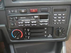 Bild 31/50 von BMW 325i (1989)