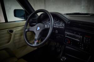 Image 50/90 of BMW 325i (1987)