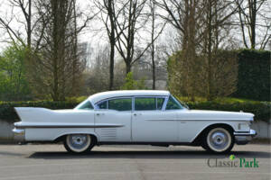 Image 6/50 of Cadillac de Ville Touring Sedan (1958)