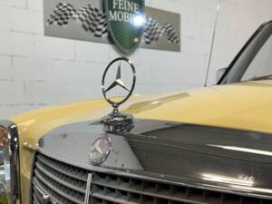 Immagine 25/35 di Mercedes-Benz 200 (1975)