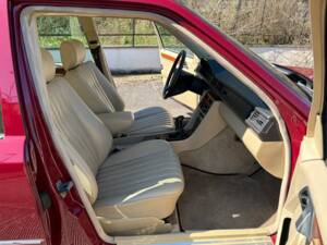 Image 24/50 of Mercedes-Benz E 200 (1993)