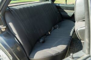 Image 27/50 de Mercedes-Benz 190 E (1988)