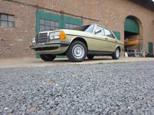 Image 8/73 of Mercedes-Benz 230 E (1985)