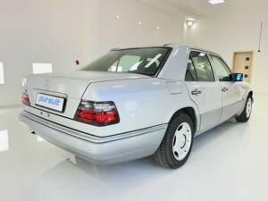 Immagine 5/32 di Mercedes-Benz E 200 (1994)