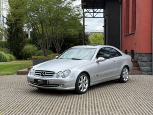 Image 1/33 of Mercedes-Benz CLK 320 (2002)