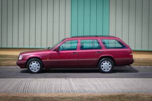 Bild 3/28 von Mercedes-Benz E 320 T (1993)