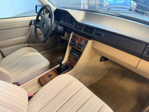 Afbeelding 11/36 van Mercedes-Benz 200 (1988)