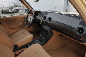 Afbeelding 6/15 van Mercedes-Benz 200 (1983)