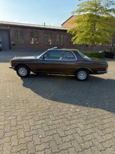 Image 8/31 of Mercedes-Benz 230 CE (1984)