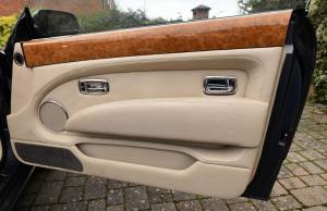 Image 41/50 of Bentley Azure (2007)