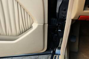 Image 28/63 of Mercedes-Benz 300 CE (1991)