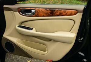 Image 42/50 of Jaguar XJ 8 4.2 (2008)