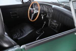 Image 19/41 of MG MGC (1969)