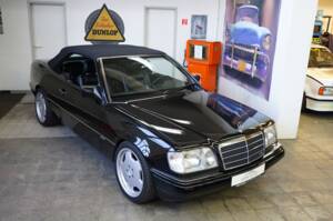 Image 1/36 of Mercedes-Benz E 320 (1995)