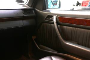 Immagine 28/43 di Mercedes-Benz E 200 (1994)