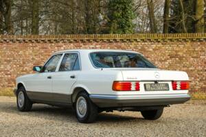 Image 2/50 de Mercedes-Benz 280 S (1988)