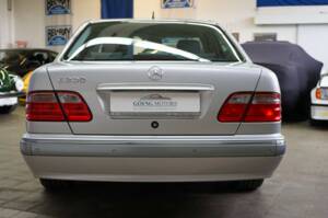 Bild 11/38 von Mercedes-Benz E 200 Kompressor (2001)