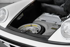 Image 35/46 de Porsche 911 Carrera 3.2 (1984)